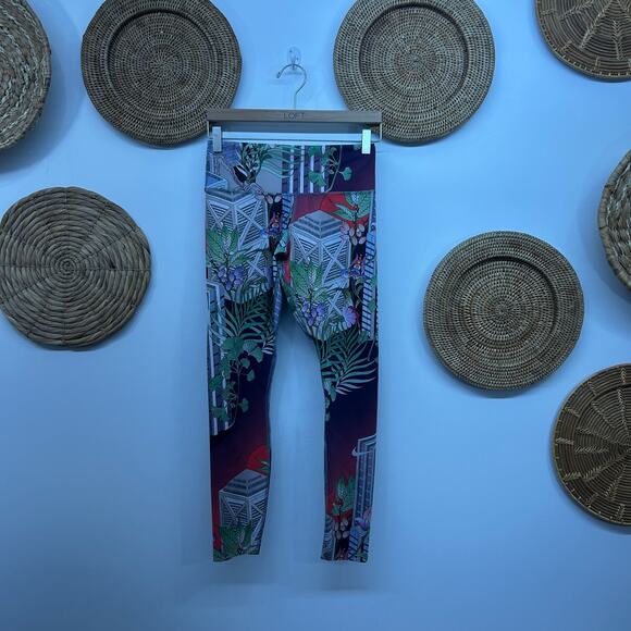 Nike Dri-Fit Colorful Cityscape Athletic Workout Legging Activewear Small - Picture 1 of 5